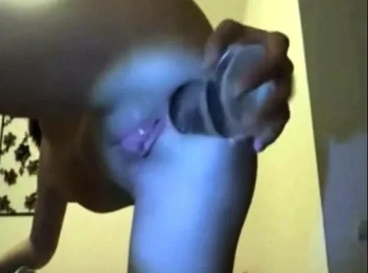 Elle se filme en train de se goder et elle m'envoie sa video