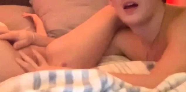 Cute amateur webcam teen girl toying pussy on webcam