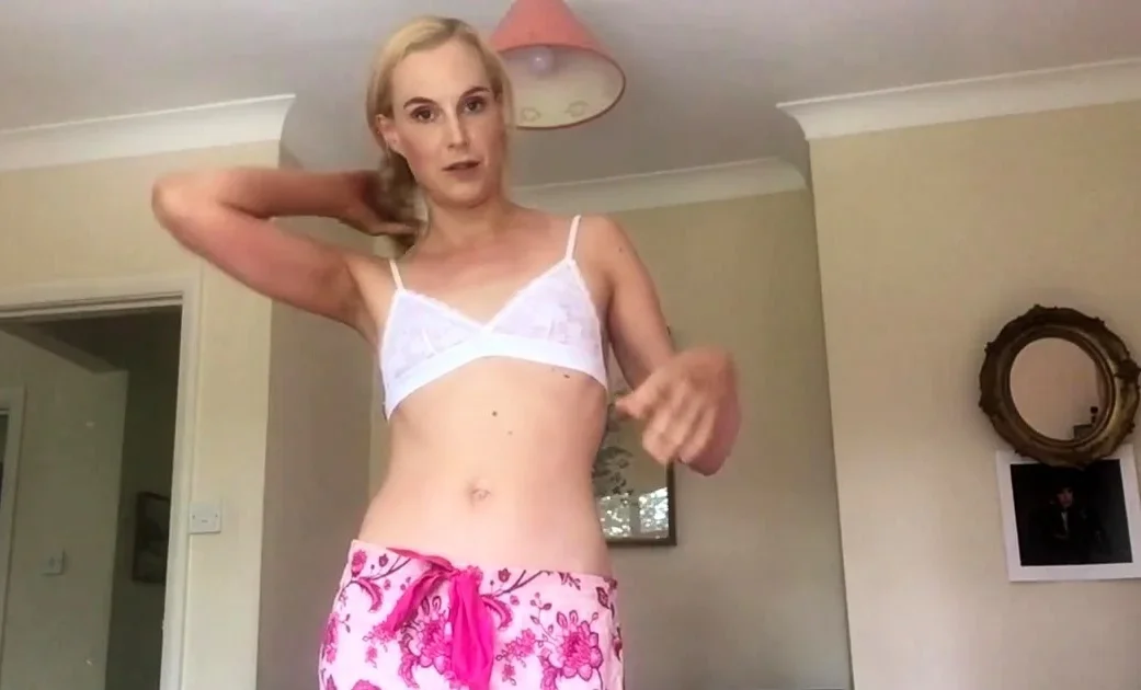 amateur blonde solo webcam