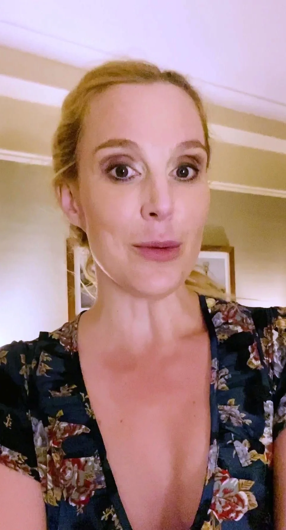 Cumshot amateur MILF suck and jerks dude in the bedroom