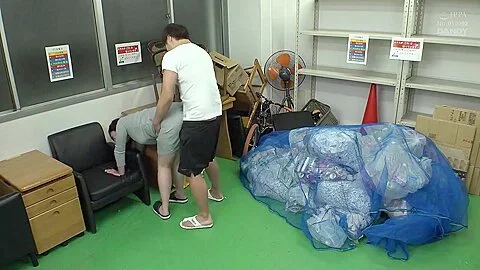 コミ集積場てタイトワンヒか透けすきてハンツか丸見え状態の奥さんと2人きりみかさん 28歳 4of5