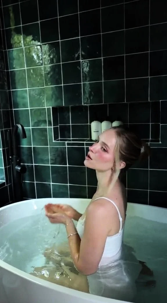 Pussy rubbing babe goes solo in shower play in hd