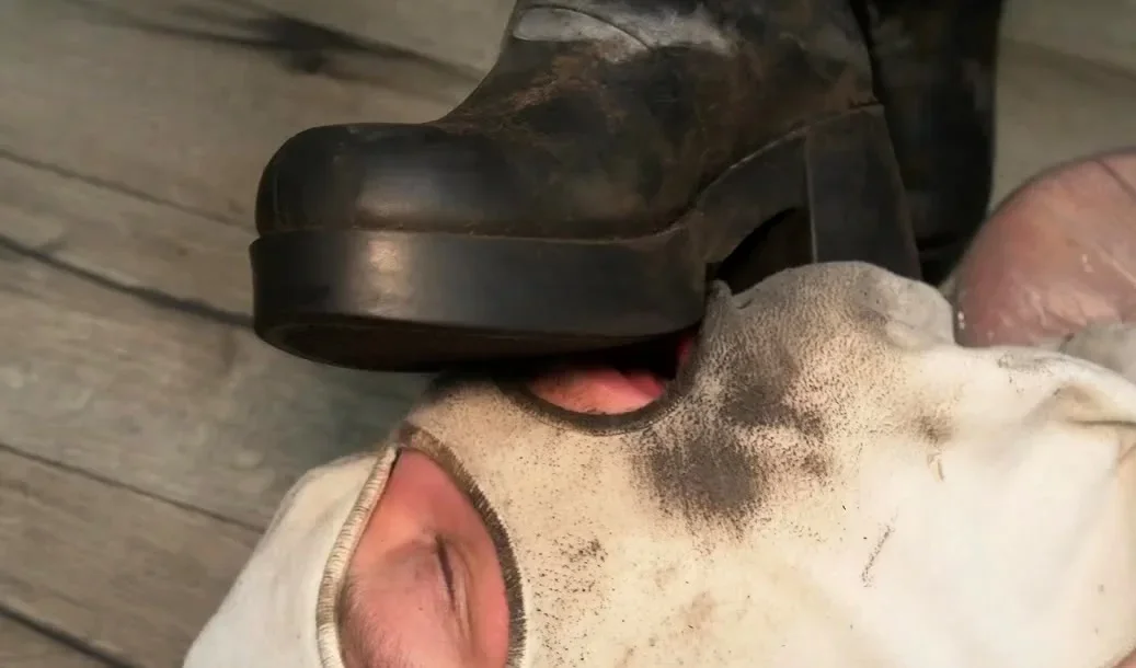 Amateur Foot Fetish Girlfriend Sucks and gives a Footjob