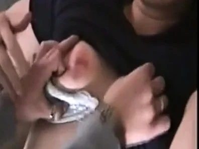 Hobbynutten Bianca bearbeiter die Titten einer Freundin