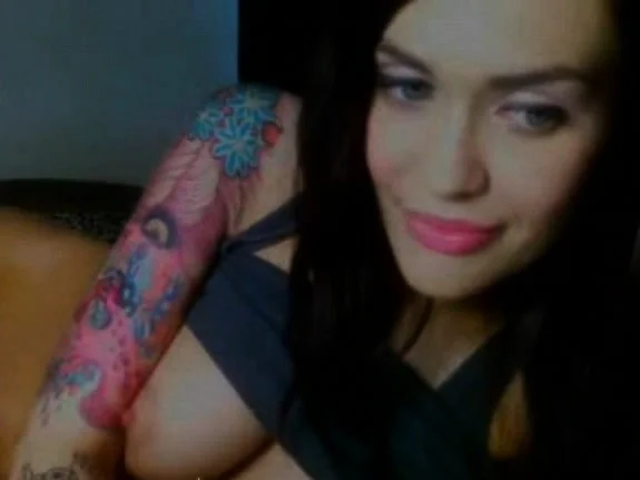 Tattooed brunette shows off her fabulous tits and ass on the webcam