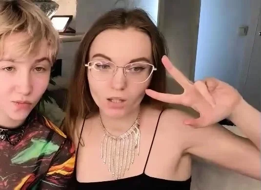 Cute amateur webcam teen girl toying pussy on webcam