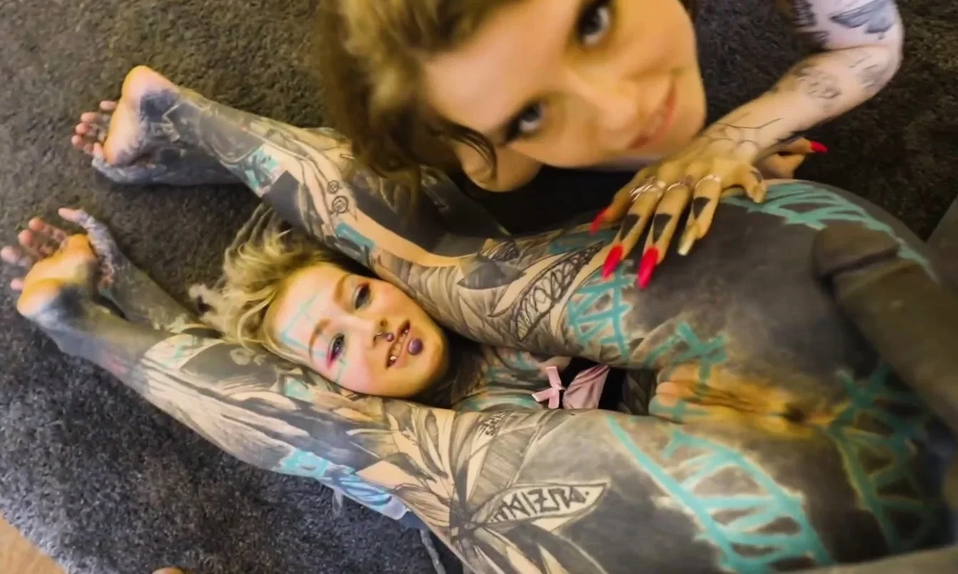 Alt punk girls Anuskatzz and Eden share a tattooed cock