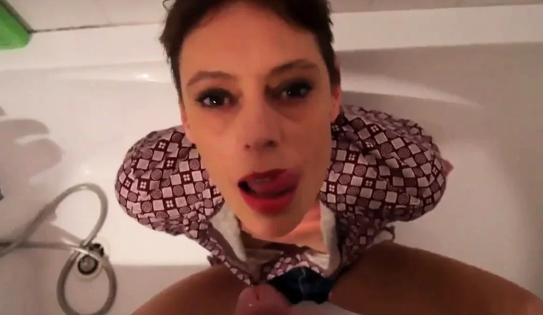 Short hair mature takes facial in the bathtub
