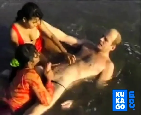 2 Indian girls with white guy in beach have fun blowjob..