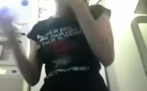 Ragazza si masturba nel bagno dell'aereo