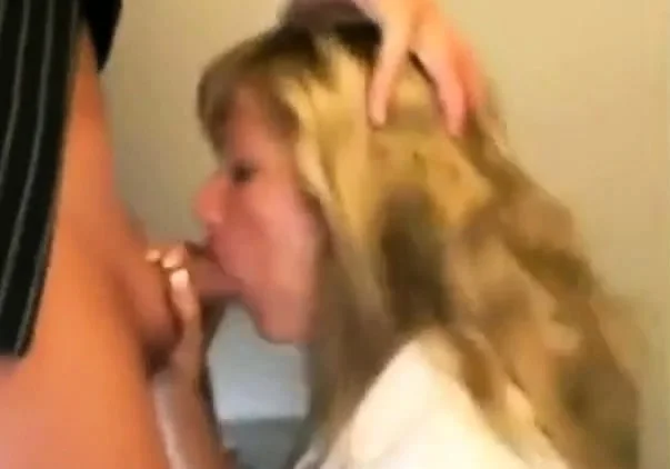 Geile blonde MILF hat Sex in der Bahn