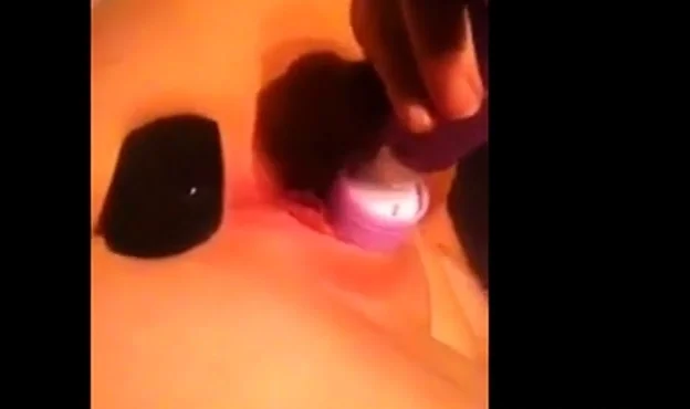 Kinky ung tjej som spelar