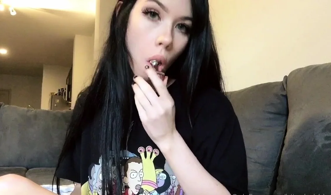 Close up amateur beauty uses her toy to masturbates