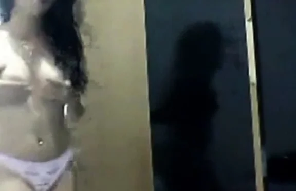Novinha calcinha rosa tirando a roupa