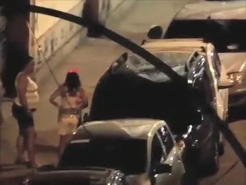 Gap between the cars is a perfect place to take a pee!