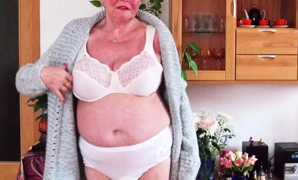 OMAGEIL Amateur Grandmas Let Pics Out Their Home Album
