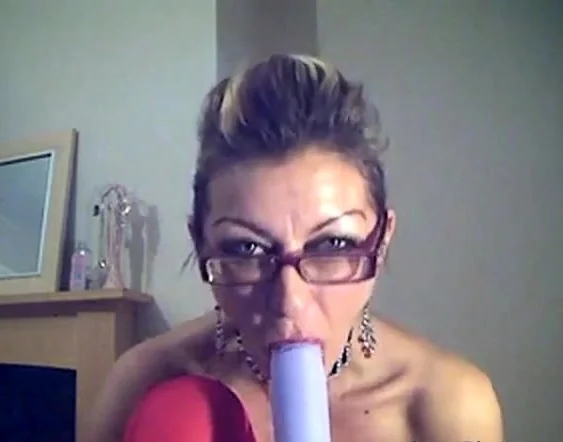 mature masturbates on webcam
