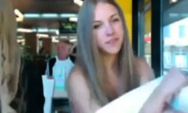 se desnuda en publico