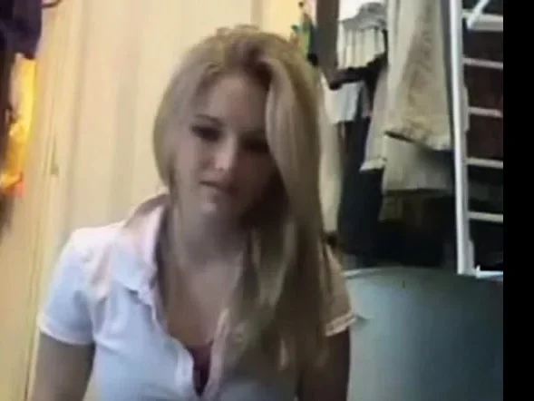 Blonde Masturbates on cam