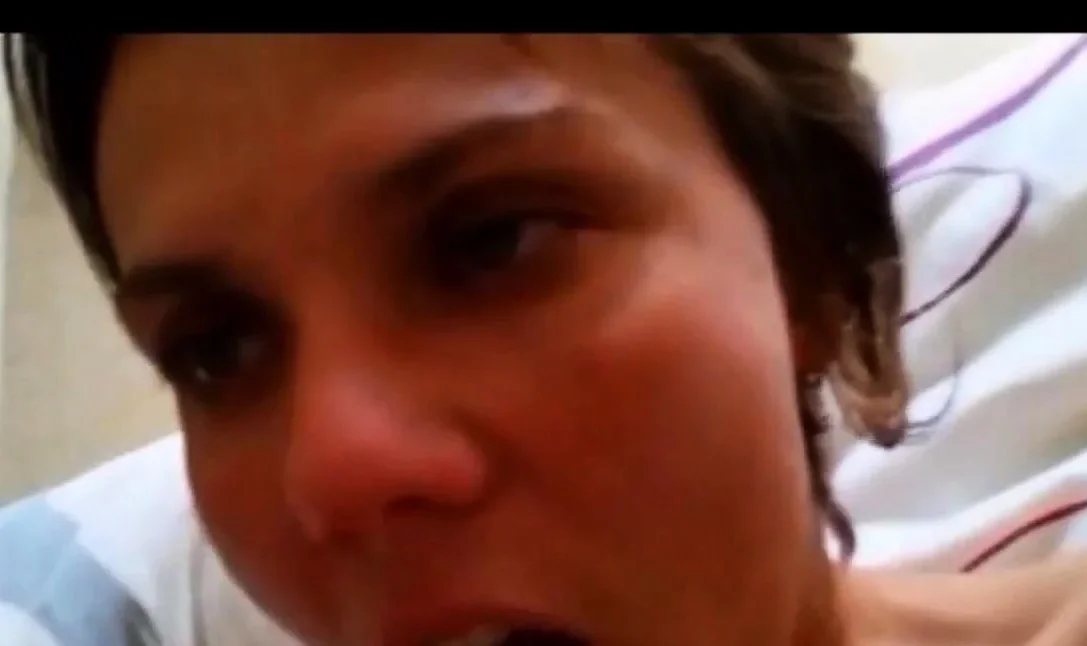 elle jouie tout lentement
