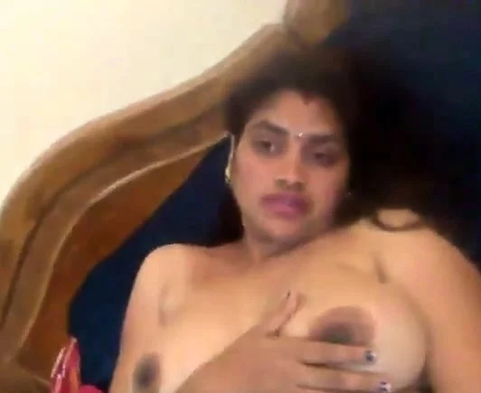 Desi Bhabhi In Sari Masturbation