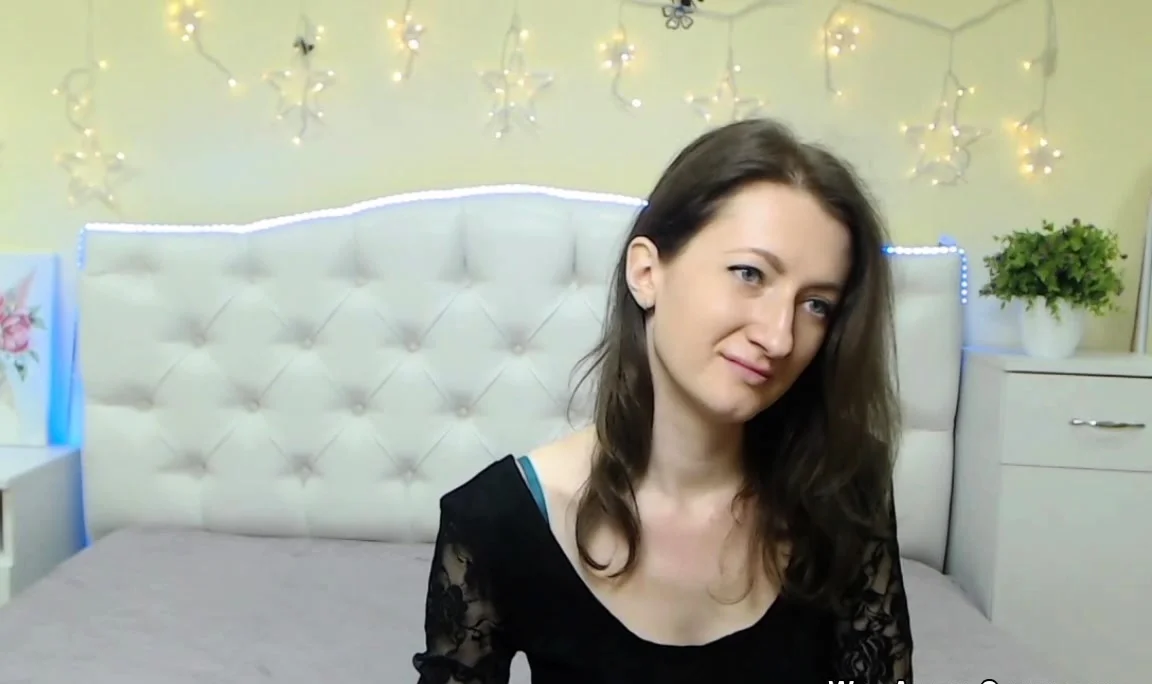 Amateur babe flashes shoulders on solo webcam show