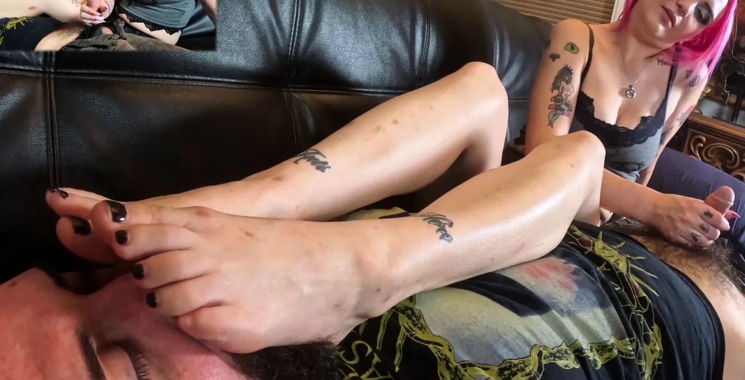Amateur Foot Fetish Girlfriend Sucks and gives a Footjob