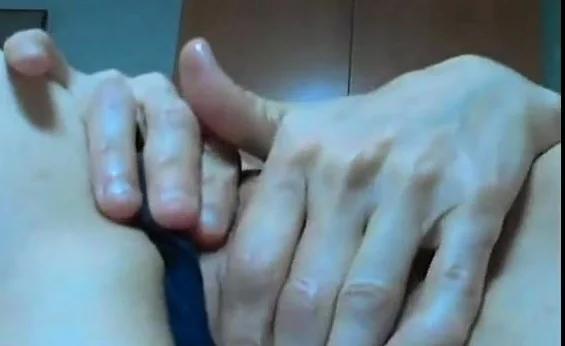 Maman coquine en webcam aime montrer ses chaussures