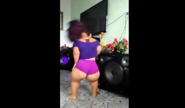 Bruna baixinha rabuda