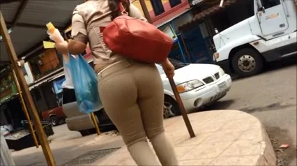 VECINA CASADA NALGONA CAMINANDO
