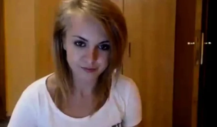 Young girl dancing naked on cam