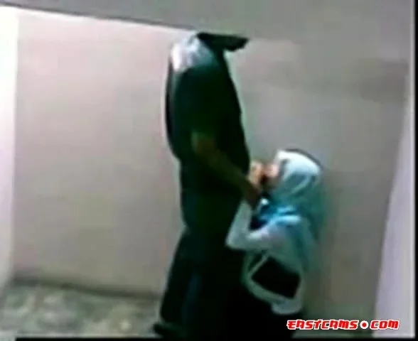 malay-skodeng awek tudung hijab kat tangga