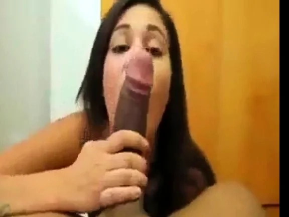Hot babe craves for cum in her mouth so she offered a bj