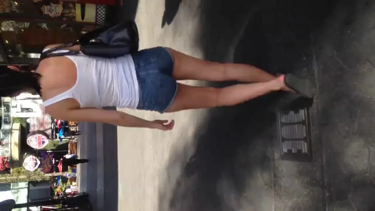 Sexy white girl ass in daisy dukes