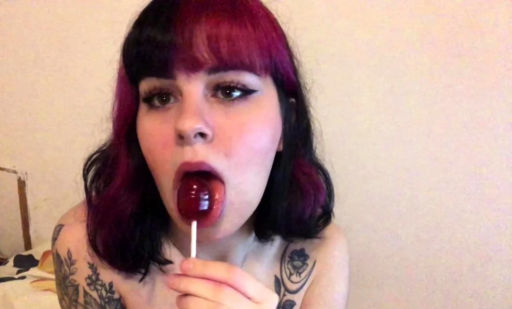 Close up amateur beauty uses her toy to masturbates