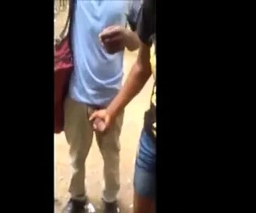 Negao roludo mostrando pau pras safadas