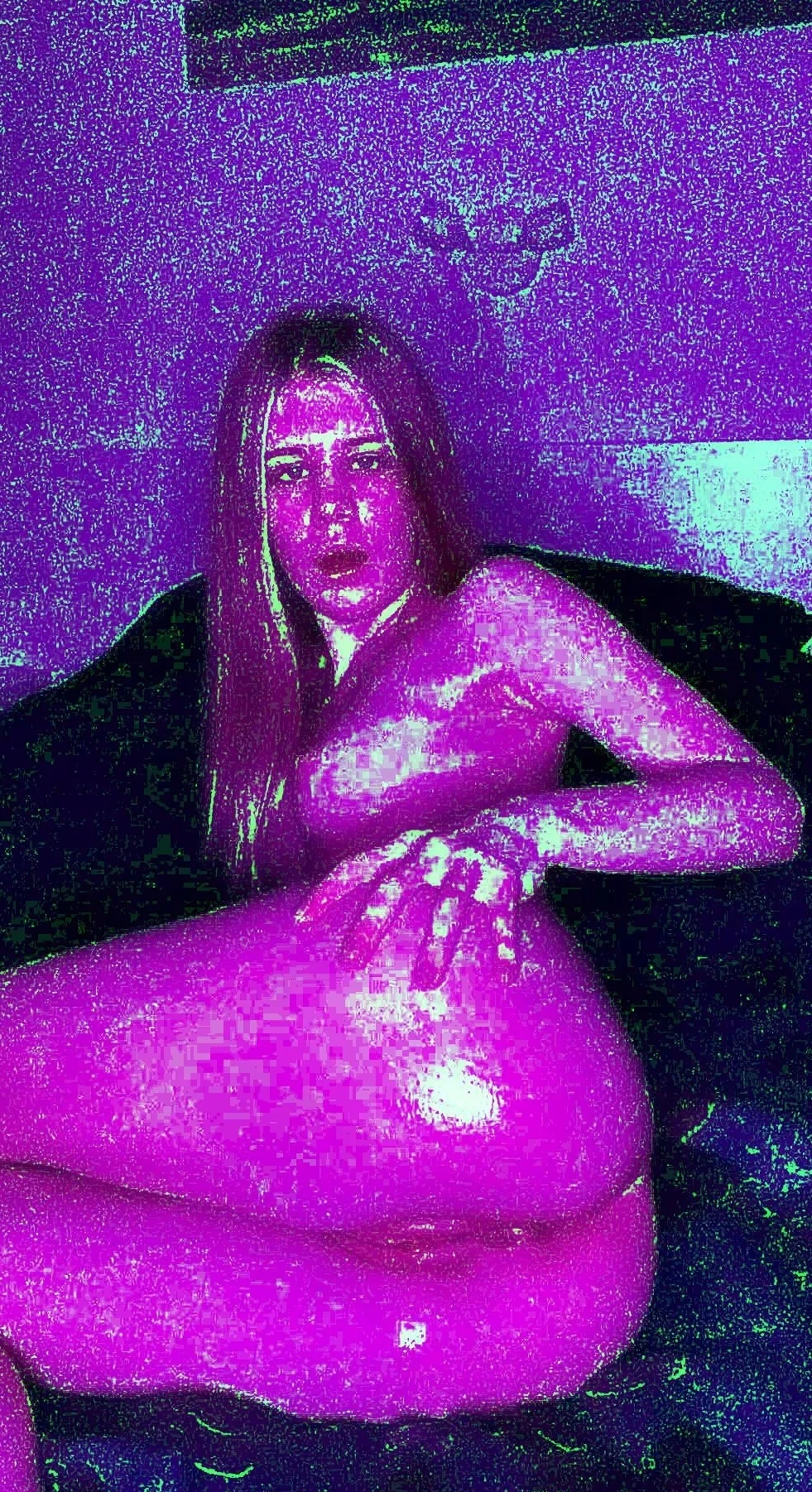 Urine fetish babe masturbates in her pee