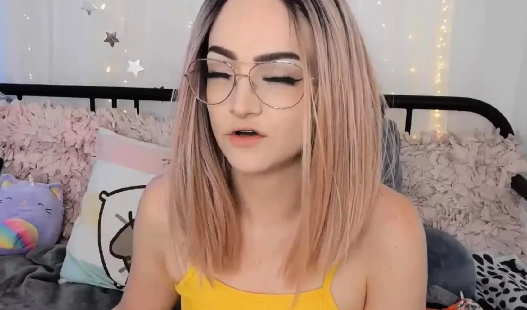 Cute Babe Teases Her Viewers