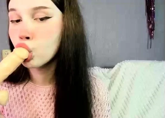 Cute amateur webcam teen girl toying pussy on webcam