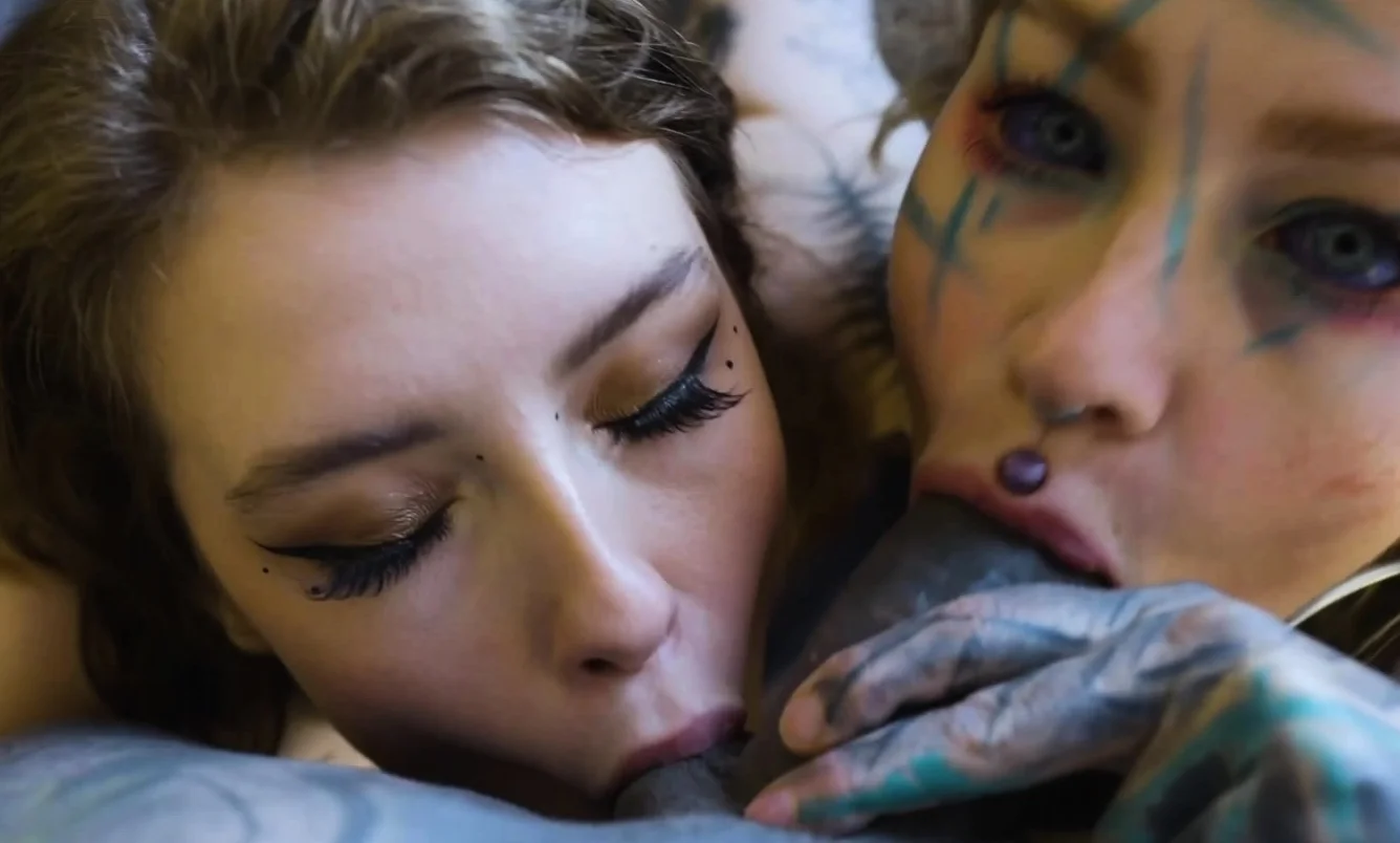 Alt punk girls Anuskatzz and Eden share a tattooed cock