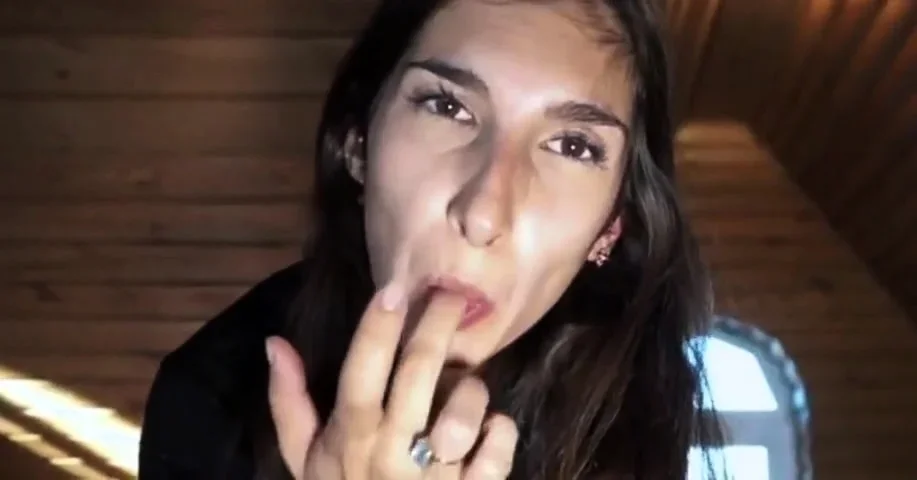 Una joven y bonita muy sometida