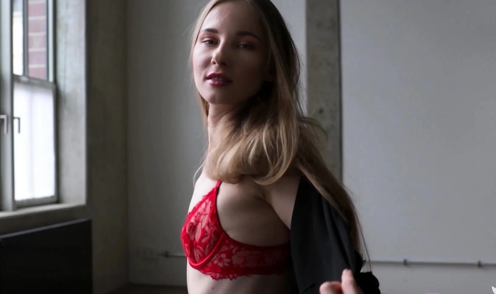 Blonde hottie Miky Muse showed hot body