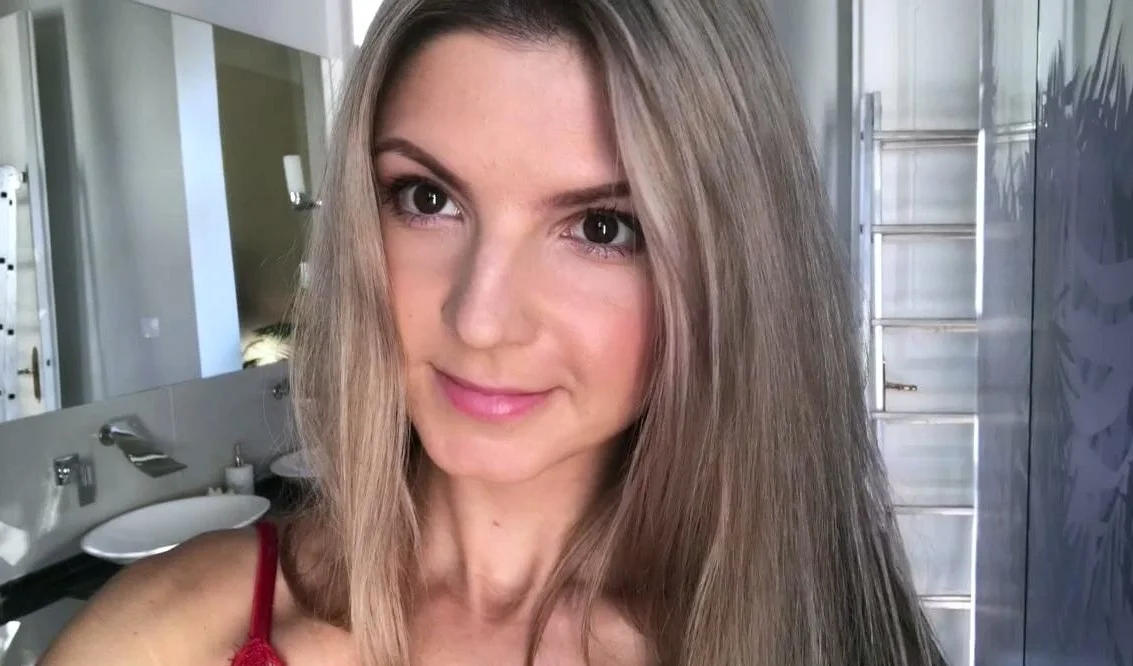 Amateur Teen with Huge Dildo Masturbating on Webcam