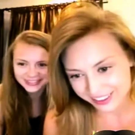 2 superbes soeurs s'amusent devant leur webcam