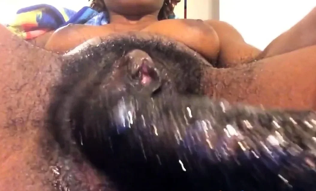 NEGRA PELUDA COM O VIBRADOR 07