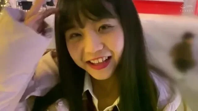制服美女がムード漂う夜のラブラブデート後にラブホで舌を絡める熱いキス