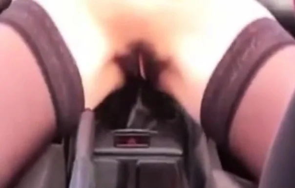 Ma petite pute veut du sexe dans la voiture