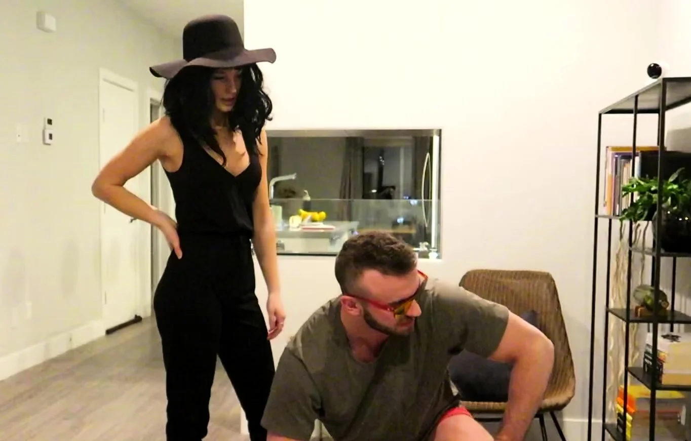 Amateur Big Titted Brunette Get Fucked On The Couch