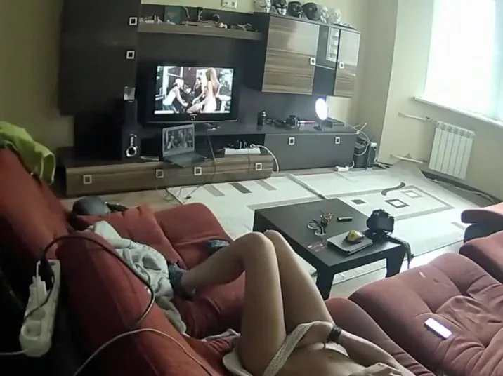Spying a girl rubbing pussy to some porn