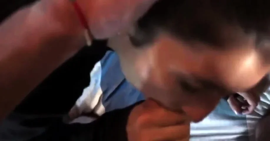 Una joven y bonita muy sometida